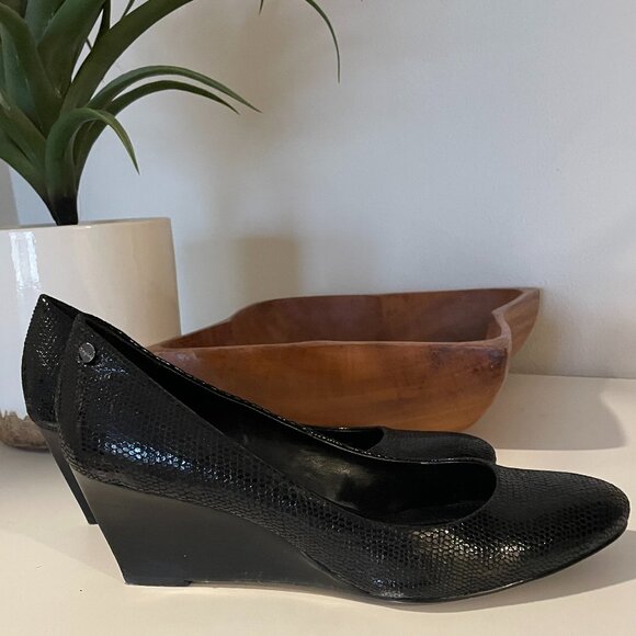 Calvin Klein Black Embossed Saxton Wedge size 8 - Picture 3 of 7